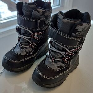 Carter's Snow Boots Size 8 Little Lids Black and Gray Camo